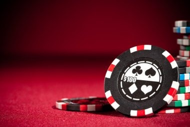 Live dealer blackjack table with real dealer and multiple camera angles visible on kudamas platform